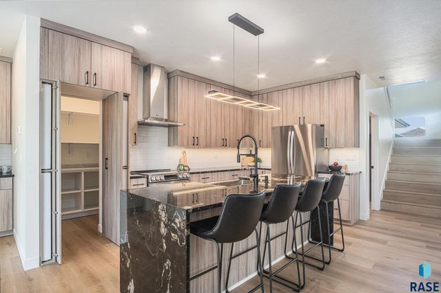 905 N Sylvan Dr, Sioux Falls, SD 57110