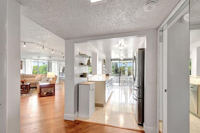 4770 Fountains Dr 304, Lake Worth, FL 33467