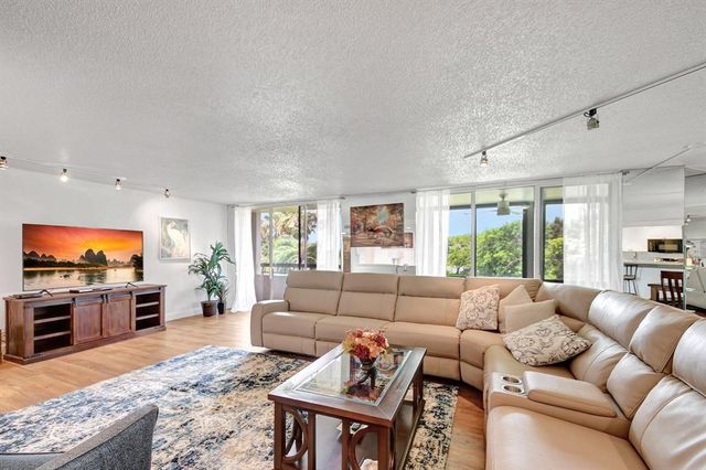 4770 Fountains Dr 304, Lake Worth, FL 33467