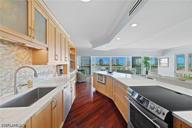 250 Park Shore DR 803, Naples, FL 34103