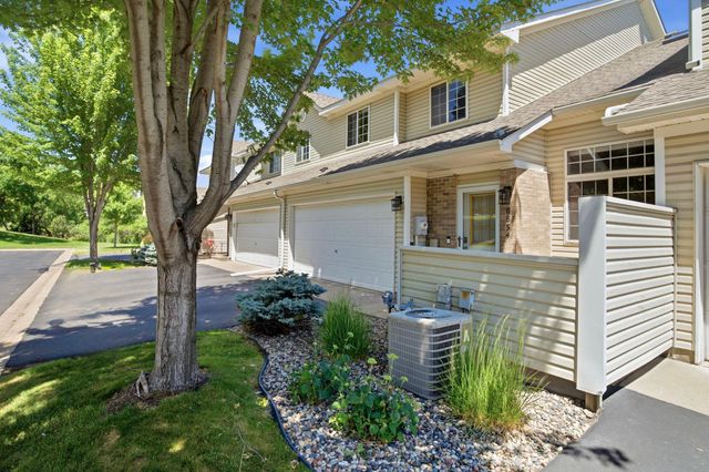 8854 Spring Lane, Woodbury, MN 55125