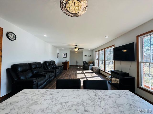 515 W James Boulevard, St James, MO 65559