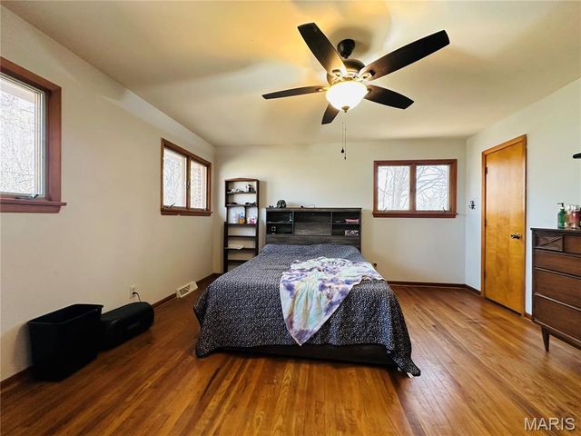 515 W James Boulevard, St James, MO 65559