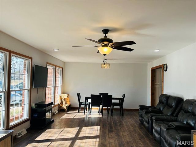 515 W James Boulevard, St James, MO 65559