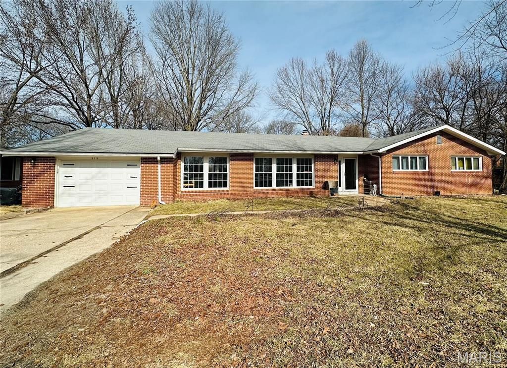 515 W James Boulevard, St James, MO 65559