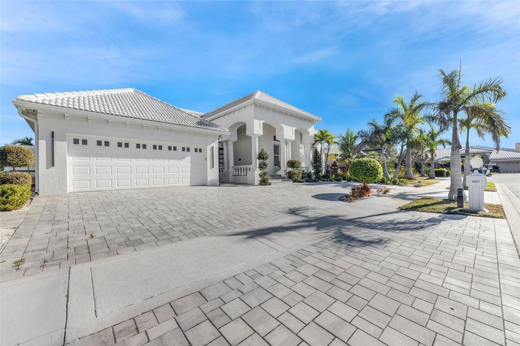 Image 5 of property listing at 1307 ALHAMBRA DRIVE, Apollo Beach, FL 33572