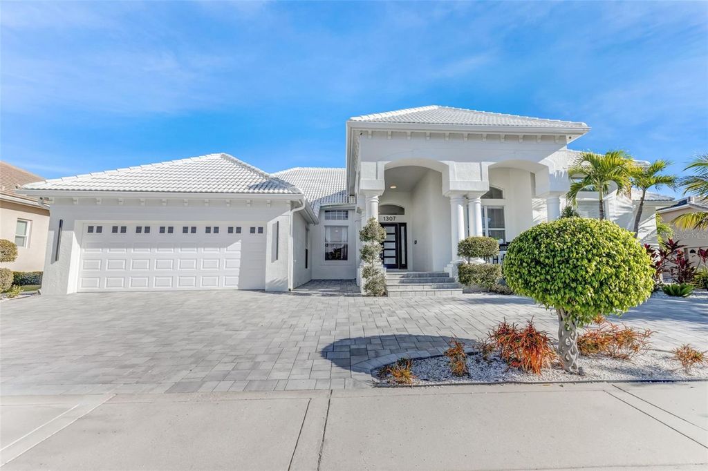 Image 6 of property listing at 1307 ALHAMBRA DRIVE, Apollo Beach, FL 33572
