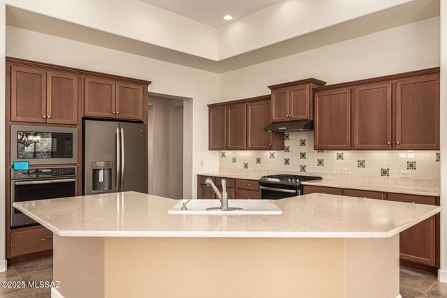 566 N Ramos Lane, Green Valley, AZ 85614