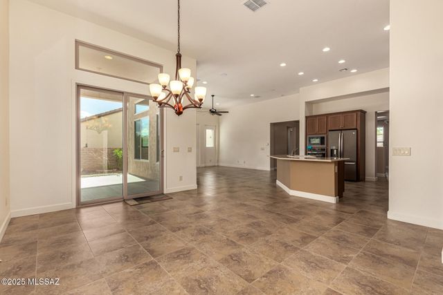 566 N Ramos Lane, Green Valley, AZ 85614