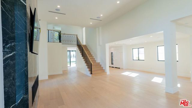 10520 Ashton Avenue, Los Angeles, CA 90024