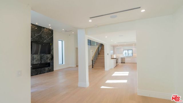 10520 Ashton Avenue, Los Angeles, CA 90024