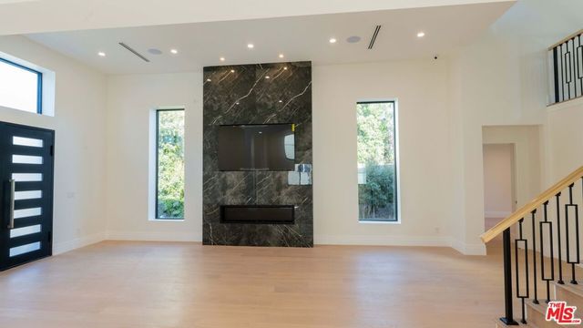 10520 Ashton Avenue, Los Angeles, CA 90024