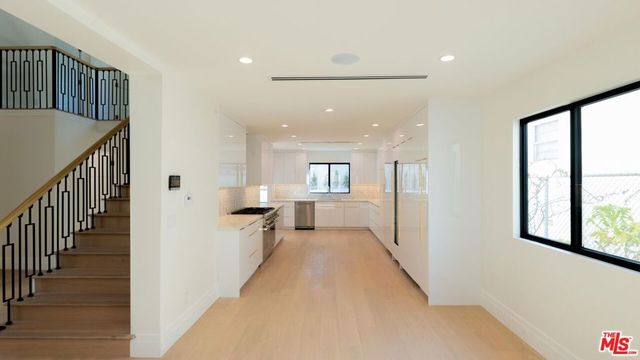 10520 Ashton Avenue, Los Angeles, CA 90024