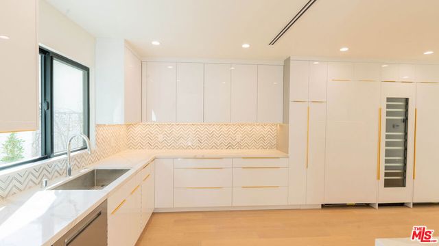 10520 Ashton Avenue, Los Angeles, CA 90024