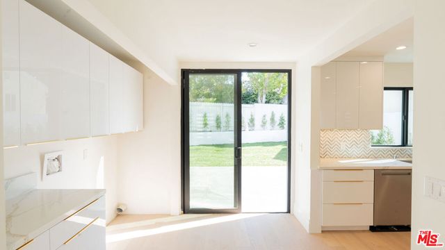 10520 Ashton Avenue, Los Angeles, CA 90024