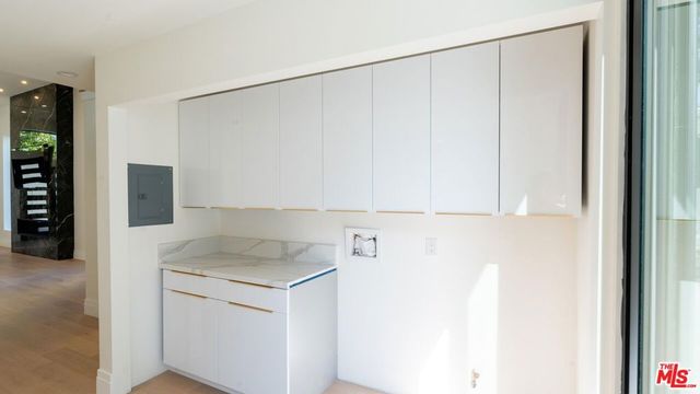 10520 Ashton Avenue, Los Angeles, CA 90024