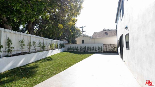 10520 Ashton Avenue, Los Angeles, CA 90024