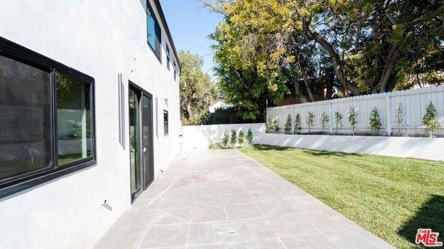 10520 Ashton Avenue, Los Angeles, CA 90024