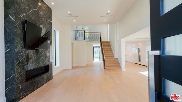 10520 Ashton Avenue, Los Angeles, CA 90024