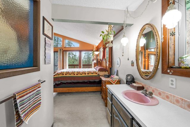 32302 N Hardesty Rd, Chattaroy, WA 99003