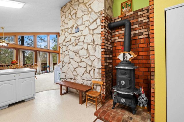 32302 N Hardesty Rd, Chattaroy, WA 99003