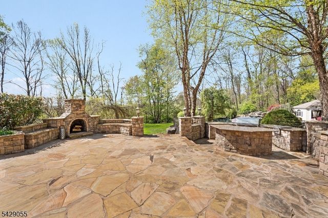 17 Carlisle Ct, Chester Twp., NJ 07930