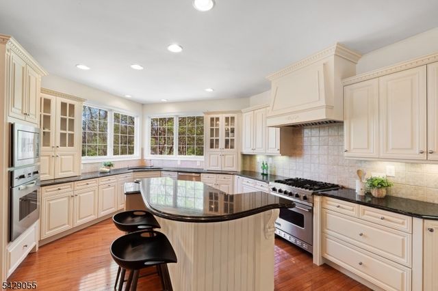 17 Carlisle Ct, Chester Twp., NJ 07930