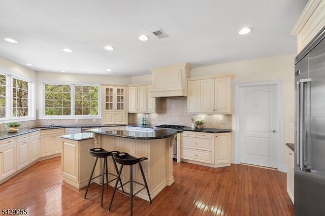 17 Carlisle Ct, Chester Twp., NJ 07930