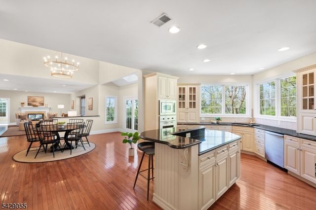 17 Carlisle Ct, Chester Twp., NJ 07930