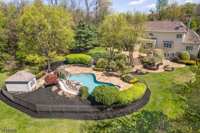 17 Carlisle Ct, Chester Twp., NJ 07930