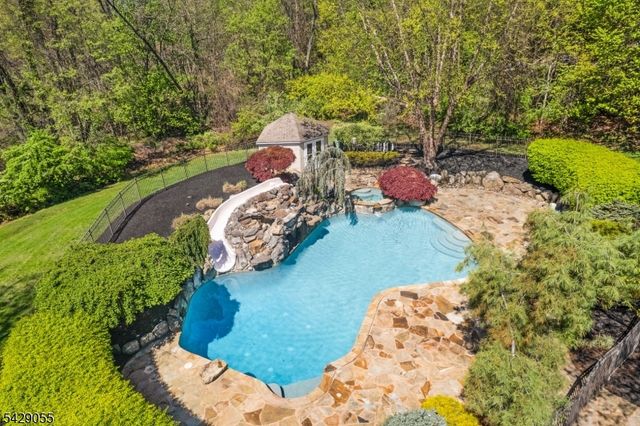 17 Carlisle Ct, Chester Twp., NJ 07930