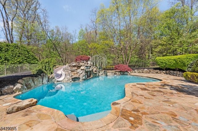 17 Carlisle Ct, Chester Twp., NJ 07930