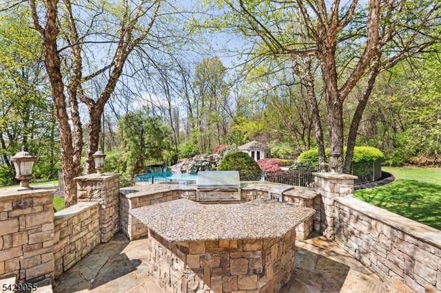 17 Carlisle Ct, Chester Twp., NJ 07930