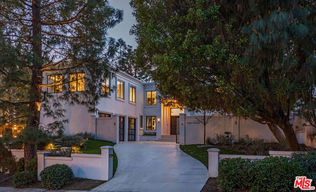 Image 1 of property listing at 12000 Crest Ct, Beverly Hills, CA 90210