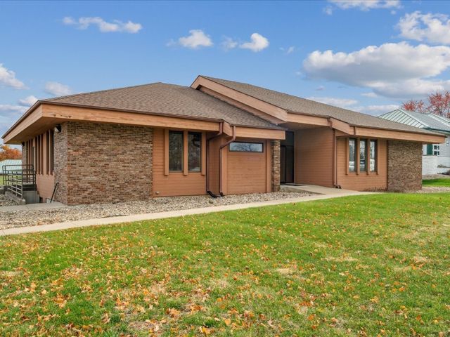 3900 River Ridge Dr NE A & B, Cedar Rapids, IA 52402