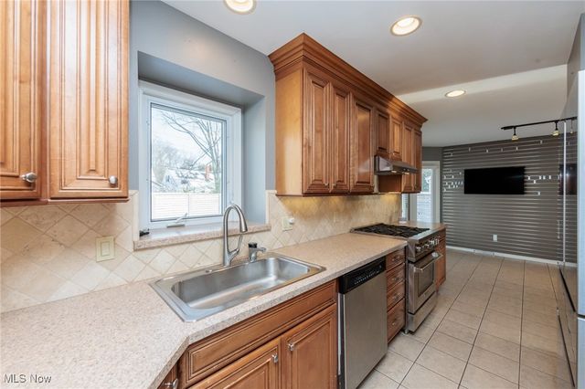 23915 Glenhill Drive, Beachwood, OH 44122