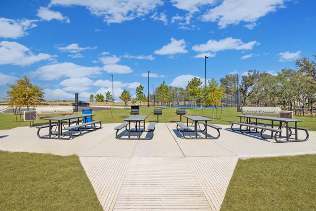 310 Bendecido LOOP, Elgin, TX 78621