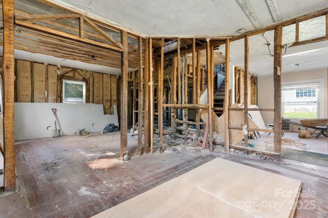 242 8th Avenue Drive SW, Hickory, NC 28602