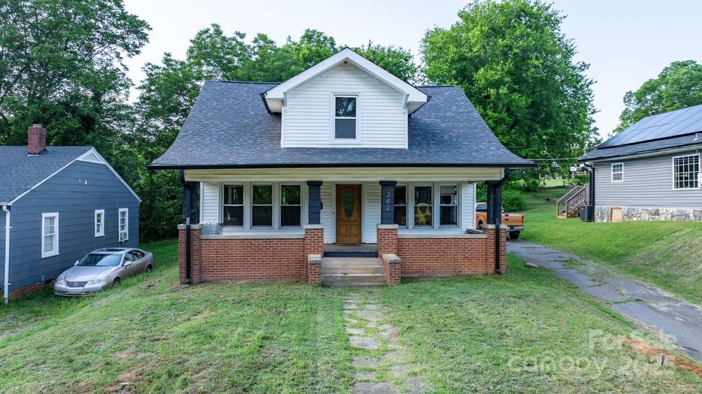242 8th Avenue Drive SW, Hickory, NC 28602