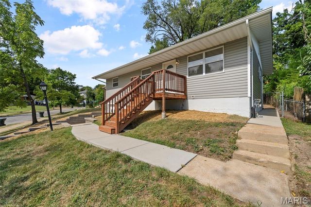 2327 Esther Avenue, St Louis, MO 63139