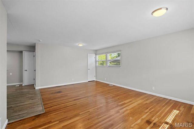 2327 Esther Avenue, St Louis, MO 63139