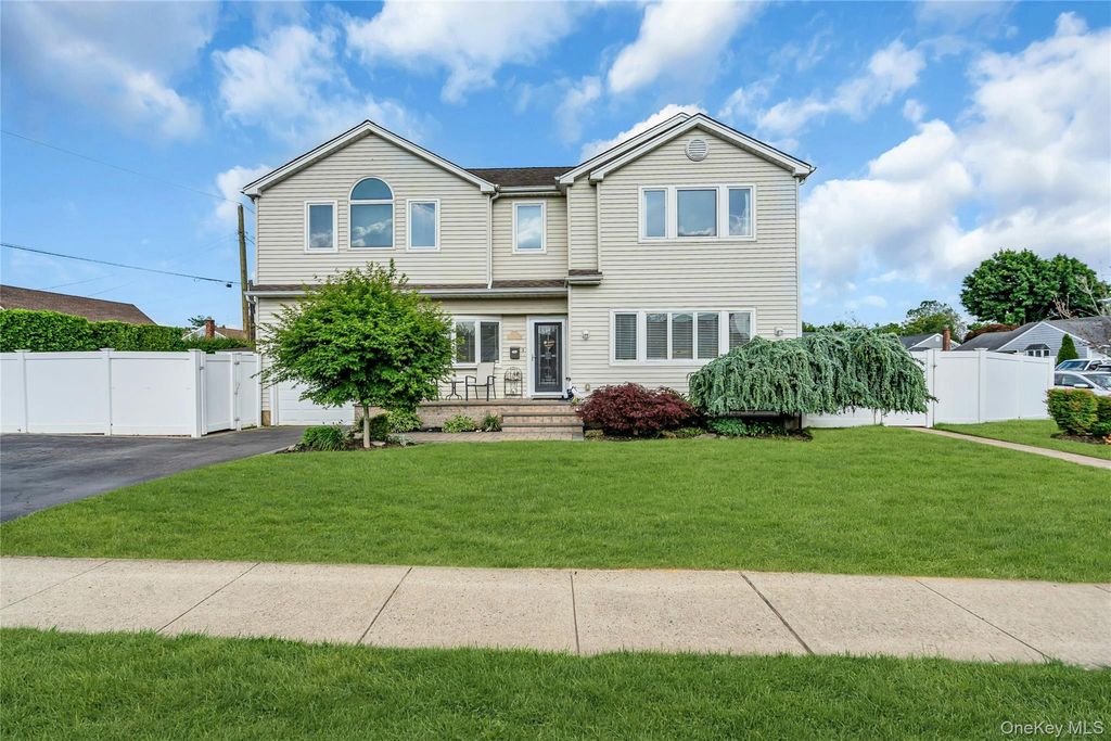 7 Mohawk Drive, Massapequa, NY 11758 — photo 2