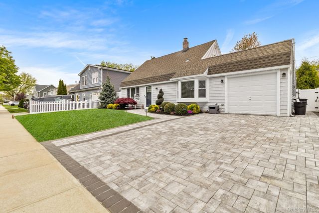 27 Slate Lane, Levittown, NY 11756