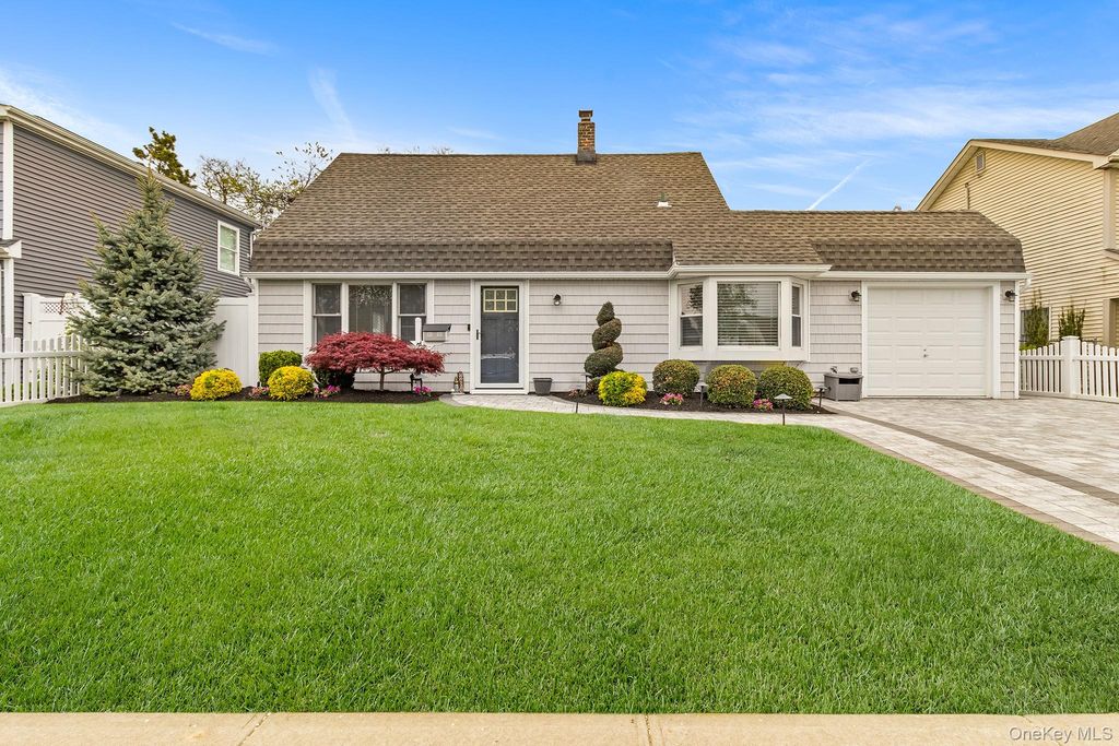 27 Slate Lane, Levittown, NY 11756