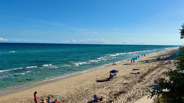 4501 S Ocean Boulevard D2, South Palm Beach, FL 33480