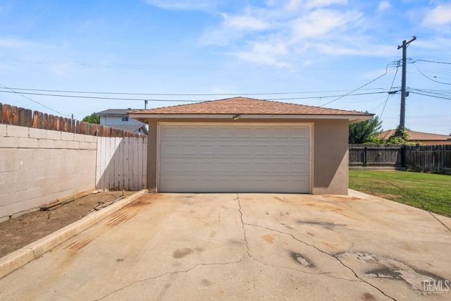 2133 Sacramento Street, Bakersfield, CA 93305