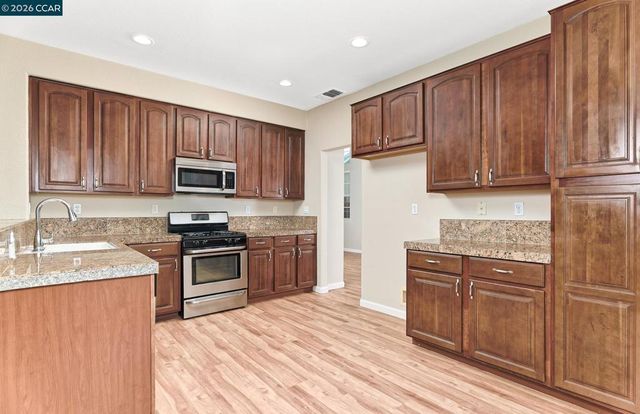 116 Travertine Ave, Lathrop, CA 95330