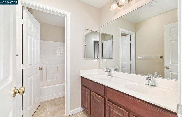 116 Travertine Ave, Lathrop, CA 95330