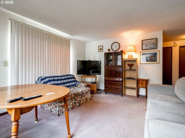 357 N 1ST St, St Helens, OR 97051