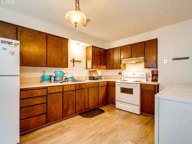 357 N 1ST St, St Helens, OR 97051